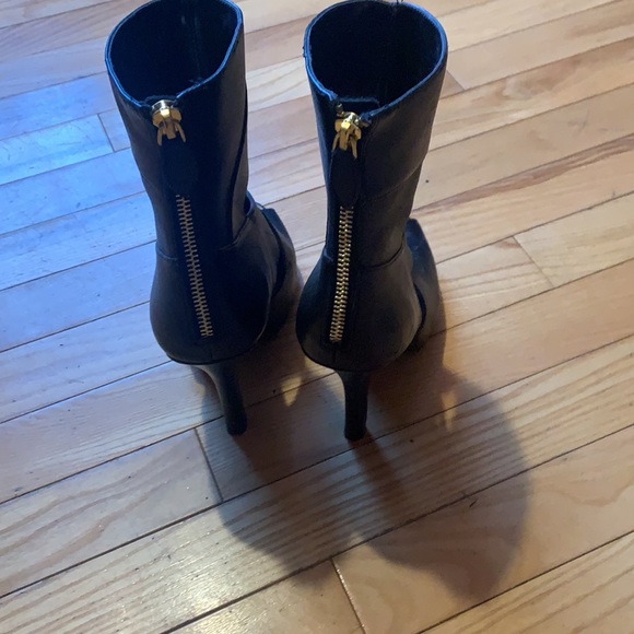 Cut out booties - Picture 4 of 6